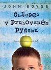 Chlapec v pruhovaném pyžamu