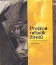 Prožívat několik životů (Deset let v osudech pěstounských rodin) - obálka
