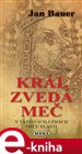 Král zvedá meč
