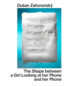 Kniha Tvar mezi dívkou dívající se do mobilu a jejím mobilem