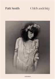 Patti Smith přichází s dosud nejintimnější knihou. Chléb andělský vychází k padesátému výročí vydání legendárního alba Horses a populární zpěvačka, spisovatelka a fotografka v něm čtenářům líčí své dospívání, počáteční fascinaci uměním i první lásky. Poodhaluje ale také temnější zákoutí své minulosti a vypořádává se s obdobím, kdy musela svůj život po těžkých ztrátách znovu budovat. Originál i český překlad vyšly současně.