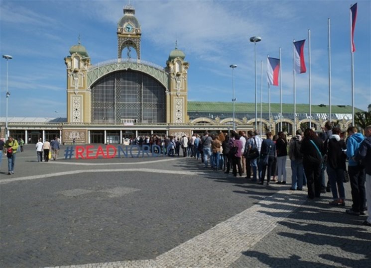 Největší knižní akce v České republice potrvá od 11. do 14. května. Veletrh Svět knihy Praha je populární mezi širokou čtenářskou veřejností – pravidelná návštěvnost se pohybuje kolem 40 000. Pořadatelé nabízejí v rámci literárního festivalu celou řadu programů – odborných seminářů a konferencí, dále setkání se spisovateli a autorská čtení, prezentace nakladatelských domů, oceňování edičních a tvůrčích počinů, rovněž i program a dílny pro děti.