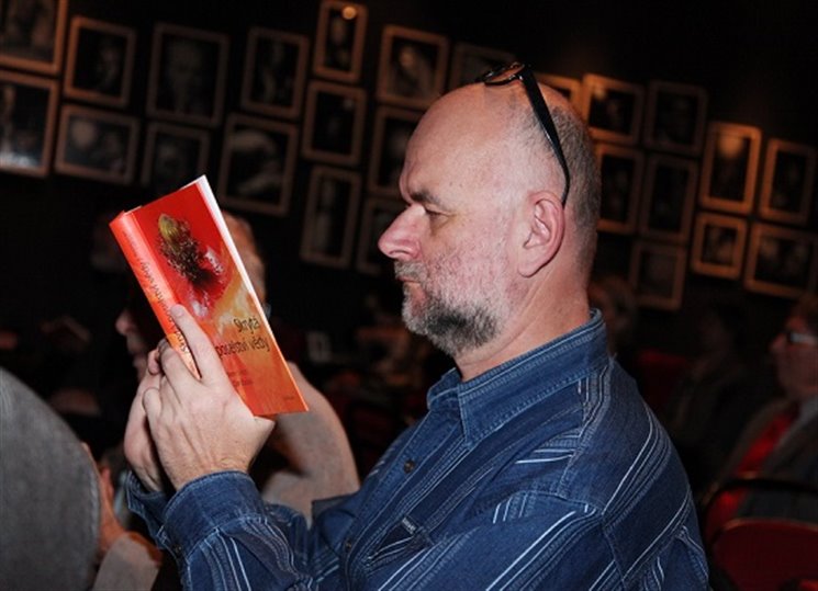 Knihu uvede autor a Roman Figura.