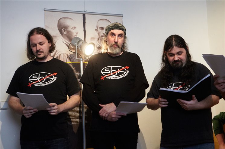 Newyorská písničkářka Lorraine Leckie vystoupí jako první. Doprovázet ji bude Jarda Kestřánek na basu a Pavel Cingl na housle. Zazpívá od 20:15 - 20-45. Kompletní Sbor, včetně Kestři na basu a Abbeho na bicí nastoupí ve 21.00