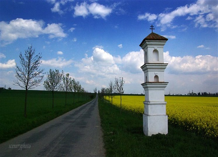 Sám Karel Čapek považoval své povídky za detektivní, ale jak sám později poznamenal, kritika ani čtenáři to ve své době nepoznali. Ve skutečnosti představují Boží muka pro českou literaturu velmi odvážný krok, jejich autor zpochybňuje nadvládu materiálního vnímání světa. „Boží muka jsou boží zastavení, jež na křižovatkách znepokojují náš rozum a naši obraznost.“