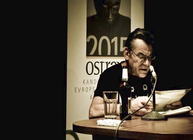 Koláž z jeho tvorby, kde mimo jiné zazní doposud nepublikované povídky, představí ostravští kamarádi, literáti, herci a havíři. Budeme číst, zpívat, promítat a vzpomínat na kamaráda a svérázného autora pěti vydaných knih, z níž ta nejoceňovanější, Pestré vrstvy, patří dávno ke kultovním. Účinkují: Přemysl Bureš, Jakub Chrobák, Jan Šnéberger, Tomáš Sosna, Šramy, Tonda Zelenka a další.