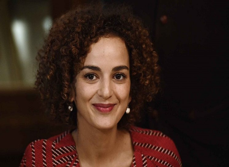 Setkání s francouzsko-marockou spisovatelkou Leilou Slimani, laureátkou Goncourtovy ceny. Román Něžná píseň, temný příběh o závislosti, touze po dobrém domově, vymykání se zodpovědnosti a vraždě, je skvělou studií života v současné Francii. Autorka se narodila a vyrůstala v marockém Rabatu, poté vystudovala Institut politologických studií v Paříži Scienses-Po, pracovala také jako herečka. Román Něžná píseň právě vychází česky v překladu Sáry Vybíralové.