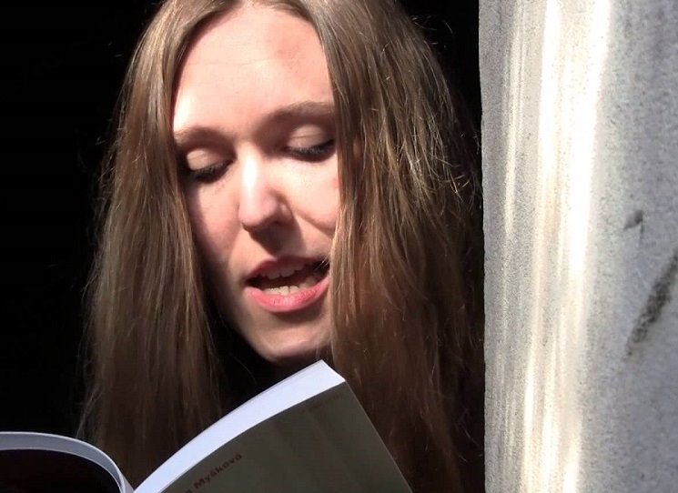 Knihu Bílá zvířata jsou velmi často hluchá a autorku představí Jan Němec, hudební doprovod zajistí Jakub Čermák.