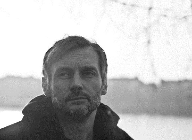 Dvanáct povídek souboru Lido di Dante nás přivádí do letoviska několik kilometrů od Ravenny, v němž se ulice jmenují podle postav Božské komedie. Petr Borkovec napsal malého průvodce po místě, v němž se proplétají naturisté s odborníky na duny, prostituti s Dantem Alighierim a vodní ptáci s motorkami Ducati.