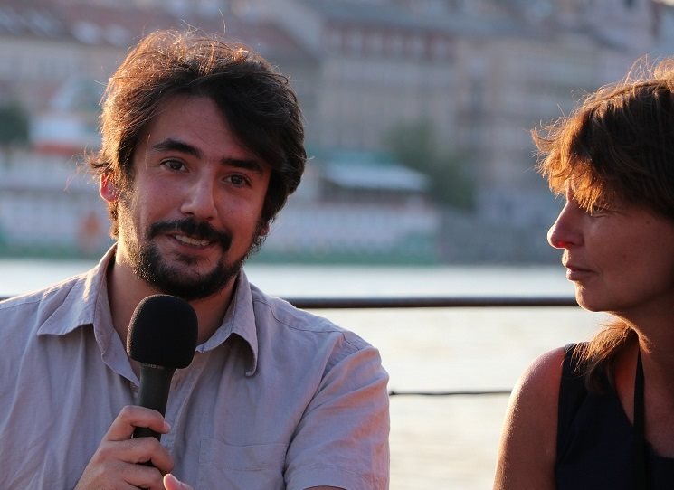 Poetické vyznání městu, pohled za oponu české všednosti v dvojjazyčném španělsko-českém vydání. 
Argentinský básník Juan Pablo Bertazza (1983) pobývá v Praze na tvůrčím pobytu v rámci programu UNESCO - Praha - město literatury. Uvedou Anežka Charvátová a Miloš Urban.