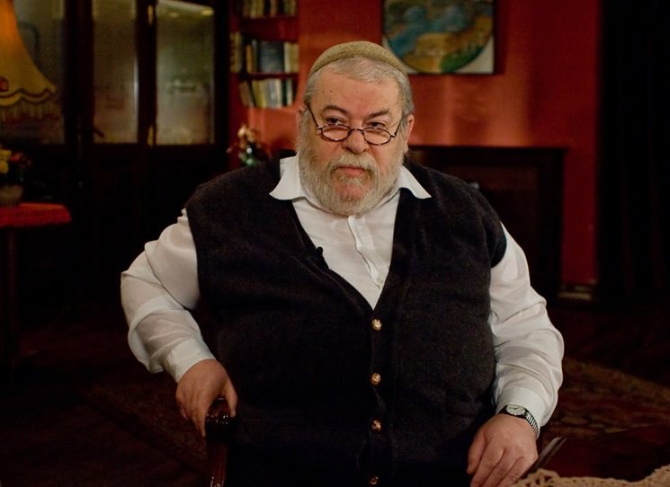 Fantastická próza Outsider uzavírá tetralogii Kde lišky dávají dobrou noc Chaima Cigana. Za pseudonymem skrytý prozaik, dramatik a bývalý vrchní pražský rabín Karol Sidon se v ní snaží spojit rozkošatělé příběhy mnoha hrdinů, se kterými jsme se setkávali v tomto i paralelním světě v předešlých třech dílech, a napravit to, co původně rozpoutal jeden vynález, umožňující cestování v čase.