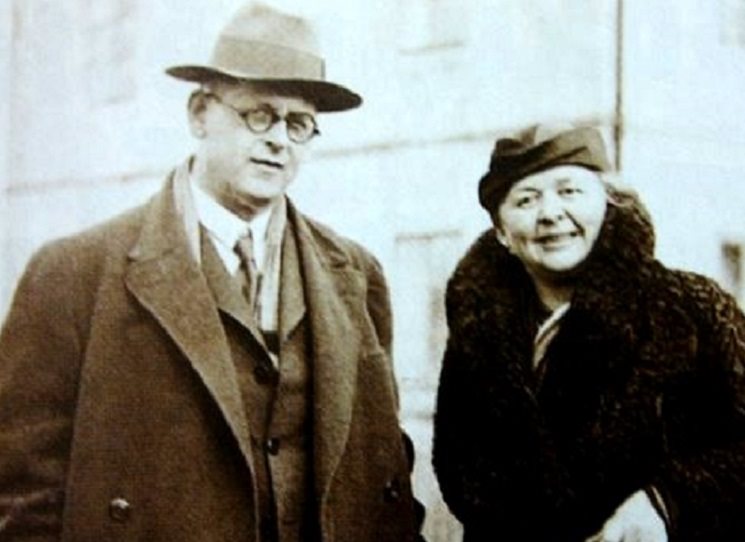 Ve svých textech nahlíží Helena Čapková na dobu z pohledu jednotlivých generací. Sama sebe zobrazuje jako malé dítě, dospívající dívku, ženu vstupující do společnosti, manželku, matku, zralou ženu a nakonec i babičku. Poukazuje na rozdílnosti v nahlížení na literaturu, společenské postavení a vnímání žen a mužů.