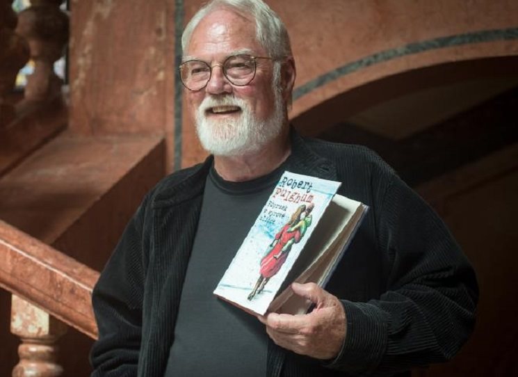 Do České republiky opět zavítá americký spisovatel Robert Fulghum, aby čtenářům představil svou novou knihu Opravář osudu.