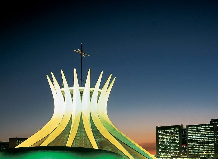 Kniha o brazilském hlavním městě, postaveném na zelené louce ve vnitrozemí za 4 roky. Z účasti: Pavla Friče, Martina Hůly, Davida Vávry a dalších. Řeč bude také o knize Pavla Šembery Brazílie: návod k použití.