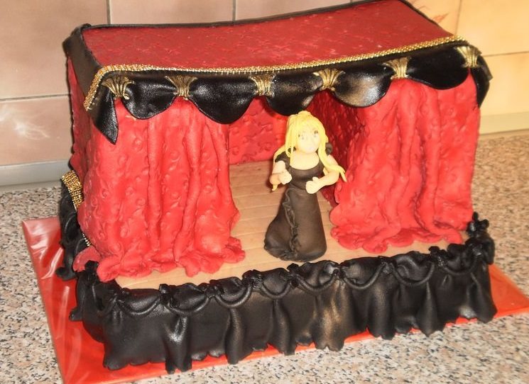 Večerem, který bude věnován českému vydání světoznámé a prestižní publikace Dějiny opery, provede překladatel Robert Novotný.