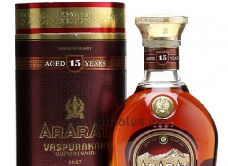 Tři postsovětské republiky, Gruzii, Arménii a Ázerbájdžán, poznal Wojciech Górecki zblízka: jako novinář, reportér, účastník zahraniční mise i diplomat. Dokáže poutavě i erudovaně vyprávět o jejich dlouhé a bohaté historii, tradicích, kultuře a současných problémech, které mají často kořeny v dějinách a dnes vedou k ozbrojeným konfliktům. Jako reportér také mluvil s mnoha lidmi – s politiky i lidmi v ulicích. Jeho kniha Přípitek předkům nyní vychází česky.