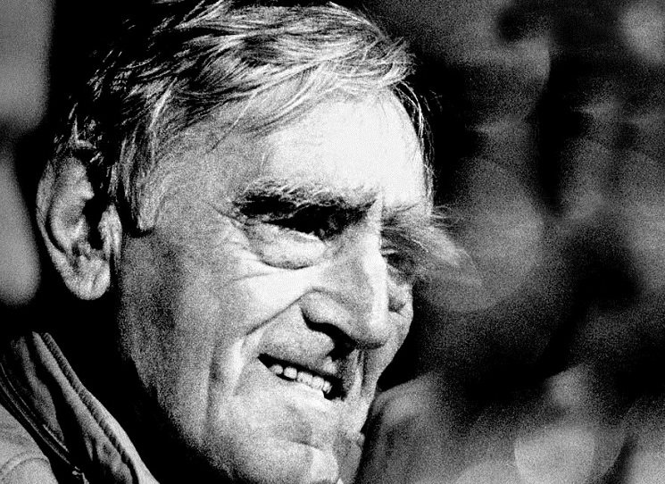 Ve svých básních a malých recenzích hledá Jan Skácel odpověď na nejzákladnější otázky lidského života. Večer uvádíme k nedožitým 95. narozeninám autora. Recituje Jiří Brož