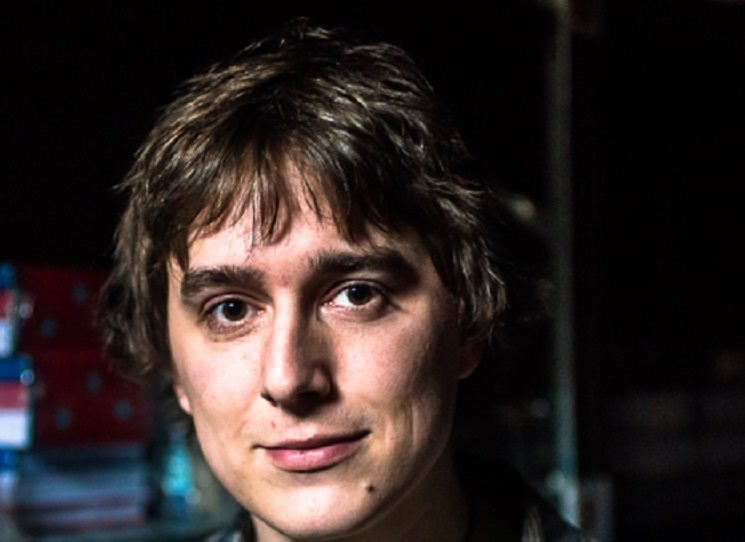 Oba mají problém s vlastní identitou, řeší otázku, kdo vlastně jsou. Pechův hrdina se snaží někam zařadit, sní o tom, čeho jednou dosáhne, hrdinka Faulerové se nepovažovala nikdy za nic a jakémukoli zařazení se vehementně brání.
Uvádí Jáchym Topol, debut pokřtí Kateřina Šedá.