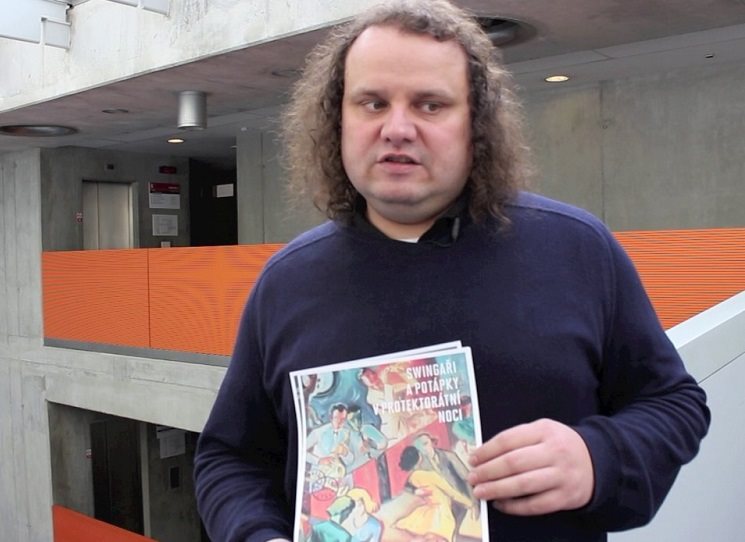 Beseda s Petrem Kourou, autorem přelomové studie Swingaři a potápky v protektorátní noci (2016), o životě „jazzové“ mládeže za Protektorátu a v poválečných létech, hýřících nekompromisním budovatelským nadšením. A vlastně o stýkání a potýkání subkultur s mainstreamem a mocí jako takovými. O nečekaná zjištění, ani pestré hudební či filmové ukázky nebude nouze.