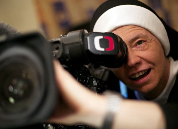 Padá mi to z nebe je kniha rozhovorů boromejky Angeliky Pintířové s publicisty Tomášem Kutilem a Janem Paulasem. Angelika je rozkročená mezi světem médií, pasťákem a divadlem. Patří jak do sekulárního světa, tak do řeholního společenství a obohacuje oba vesmíry.