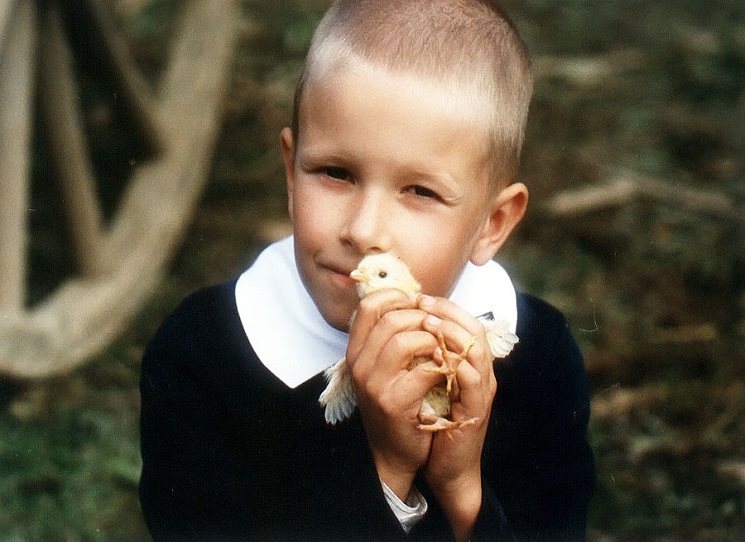 V nejrozsáhlejší a knižně doposud nevydané próze se Josef K. Šlejhar, známý především jako autor novely Kuře melancholik, vyrovnává se svým manželstvím a potažmo i se světem jako takovým. Na ploše více než sedmi set stran nebývale sugestivním až živočišným jazykem vrší obrazy společných dní, obecné úvahy, vzpomínky, pocity.