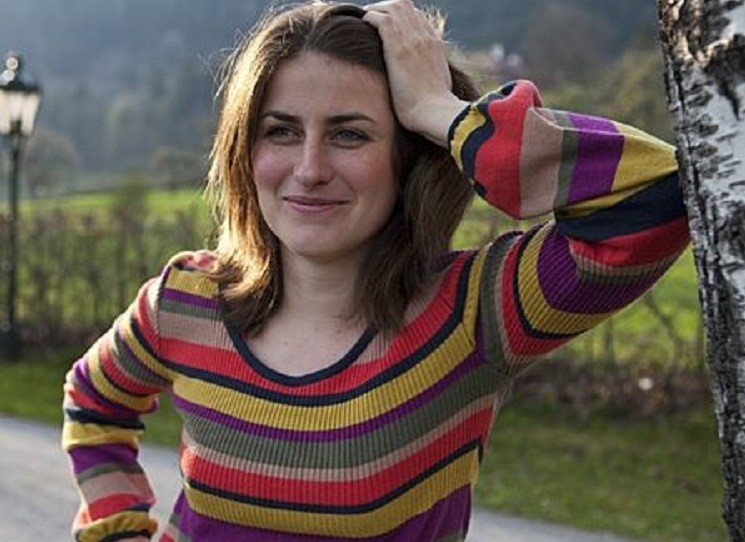 Výtvarnice Kateřina Šedá se zaměřuje na sociálně laděné happeningy a experimenty mající za cíl vyvést zúčastněné ze zažitých stereotypů nebo ze sociální izolace. Pomocí jejich vlastní (vyprovokované) aktivity a díky novému využití všedních prostředků se pokouší probudit trvalou změnu v jejich chování. Vydala přes třicet knih a publikací, v nichž detailně mapuje jednotlivé projekty.