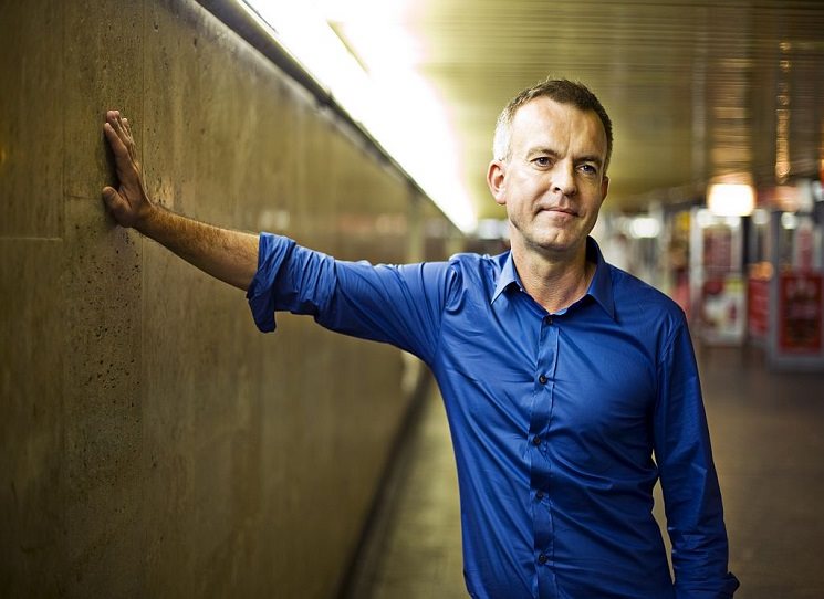 Setkání nad knihou Jako bys jedla kámen. Knihu vydalo v českém překladu nakladatelství Absynt v roce 2017. Dalším hostem večera bude český novinář, disident a signatář Charty 77 Jan Urban. Večer moderuje překladatelka Lenka Kuhar Daňhelová.