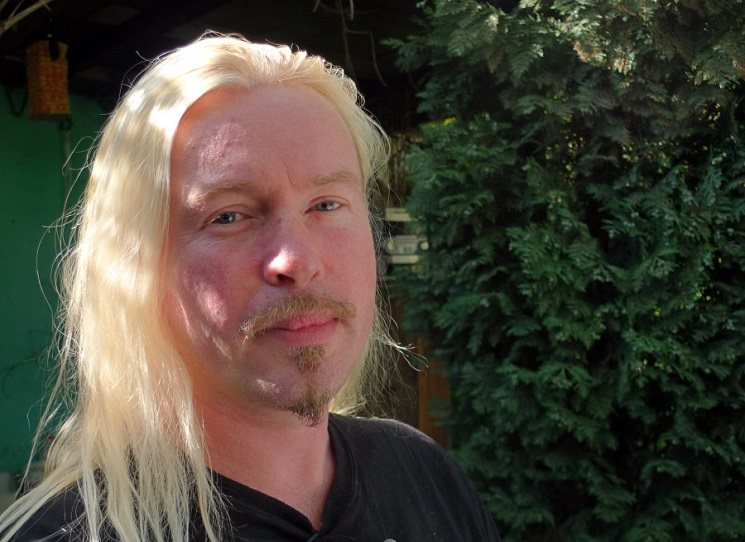 Patrik Linhart (1976, Duchcov), básník, výtvarník, perfomer a essayista. Autor sbírek poesie a mikropovídek (mj. Vienna Calling, 2014), člen radikálního baletu Vyžvejklá Bambule, vexilolog (Vexilologický kabinet britského impéria, 2009), přispěvatel časopisů Tvar.