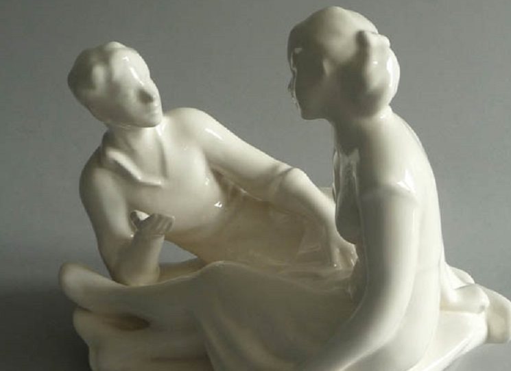 Nejznámější český spisovatel se ve dvou novelách vrací k tomu, co na něm jeho čtenáři oceňují nejvíce. Svůj humorně ironický pohled na vztahy mezi muži a ženami propůjčuje v novele Family Frost zkrachovalému restauratérovi, který si z nutnosti a trochu i na truc pronajme mrazící vůz známé firmy a živí se jako řidič.