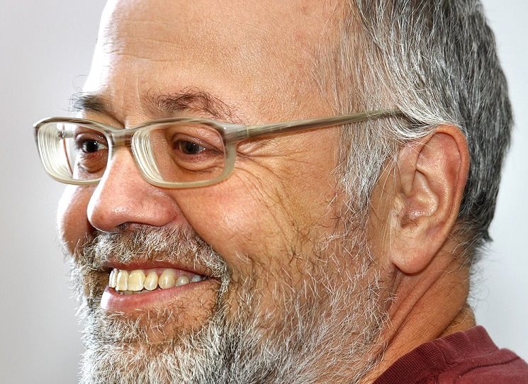 Osm rozhovorů, které s lidmi žijícími dlouhodobě mimo civilizaci vedl spisovatel Aleš Palán, přináší pohled do světa, o jehož existenci nic nevíme. Setkáváme se zde s divokými zvířaty, krutými zimami, dokonce s přízraky. Smyslem knihy, doplněné fotografiemi Jana Šibíka (Czech Press Photo, Golden Prisma Award), je ponor do tajuplných zákoutí krajiny, ale i lidské duše. Do dlouhodobé samoty a odloučenosti, do paralelního světa, který tomu našemu klade velmi znepokojující otázky.