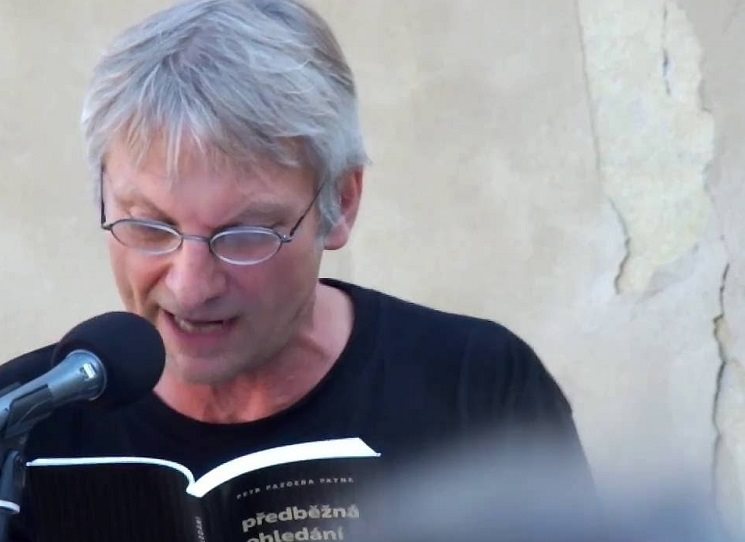 I když se Petr Pazdera Payne (*1960 Praha) věnuje převážně povídkové tvorbě, nezapomíná jako vystudovaný teolog a někdejší farář ani na příležitostnou kazatelskou službu. Biblické poselství v jeho podání ožívá díky poctivé práci s vykládaným textem i vynalézavému podání.