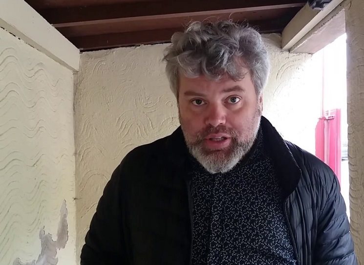 Podivný showbyznys čili průzkum československé pop-music v chmurných i absurdních letech normalizace a reálného socialismu. Textař jako profese, autor manter pro média, ústa doby. Aplt, Marat, Borovec, Vrba, Čort… Politické i apolitické démony čs. textařství třídí hudební kritik a scenárista Pavel Klusák. Večer navazuje na rozhlasový seriál stanice Vltava.