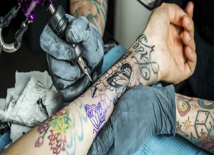 Sborník textů a rozhovorů populární přílohy deníku uvedou Bianca Bellová a Petr Stančík