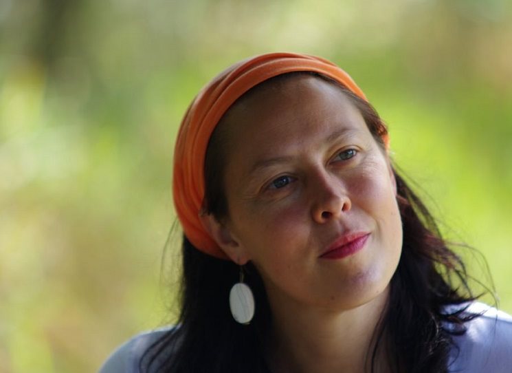 Irena Šťastná prokázala svoje kvality předchozími čtyřmi básnickými tituly. O její tvorbě svědčí i nominace na cenu Magnesia Litera (2016) a Drážďanskou cenu lyriky (2012). Je autorkou básnických sbírek Zámlky, Všechny tvoje smrti, Živorodky a Žvýkání jader. Spolu s Milanem Šťastným napsali knížku pro děti Na mamuta. Básnické texty Ireny Šťastné byly přeloženy do angličtiny, němčiny, portugalštiny a hindštiny.