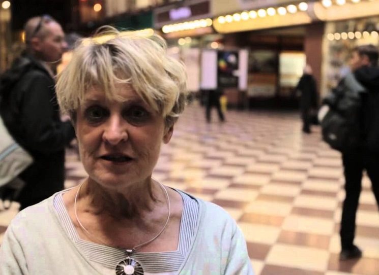 Na pěti stech stránkách memoárů líčí nejen svůj život plný nevšedních událostí a setkání, ale i trojici osudových mužů svého života – výtvarníka Karla Trinkiewitze, básníka, divadelníka a zpěváka Jana Vodňanského a dramatika, disidenta a pozdějšího prezidenta Václava Havla.