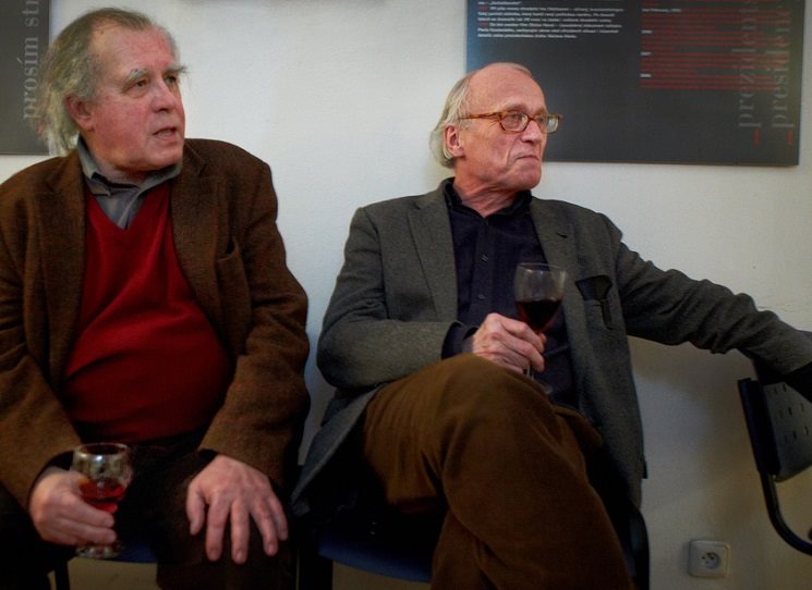 Tento jedinečný výtvarně-literární experiment vychází jako
celek poprvé od svého vzniku v letech 1974-75, a to v podobě bilingvní, česko-francouzské edice v překladu Petra Krále.
Uvedení Amalgamů za přítomnosti všech autorů. Hudební host Mikoláš Chadima. foto Ondřej Němec