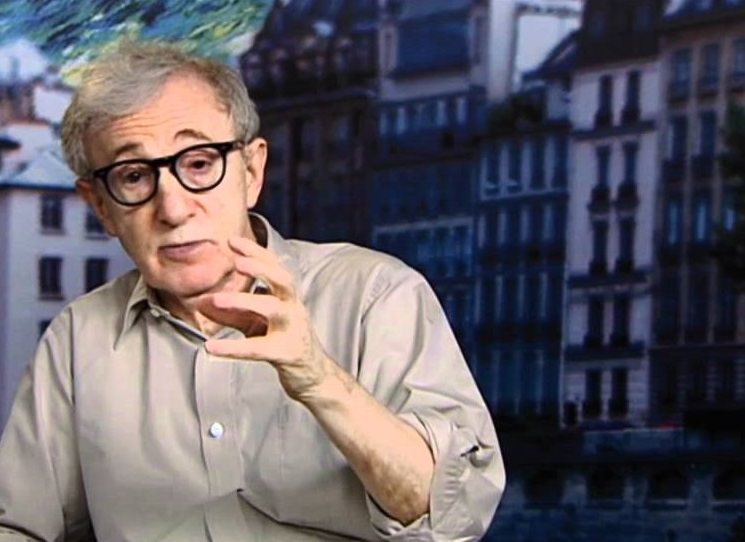 Woody Allen píše samozřejmě hlavně o svém životě s filmem, ale průběžně se přitom vyjadřuje ke svým manželstvím, láskám a přátelstvím, hovoří o jazzu, knihách a divadelních hrách. Odhalí před čtenáři své démony a omyly, ale i to, nač je hrdý, seznámí nás s lidmi, které miloval, s nimiž pracoval a od nichž se přitom mnohému naučil. Autobiografie Mimochodem vychází 18. března v rámci Velkého knižního čtvrtku.