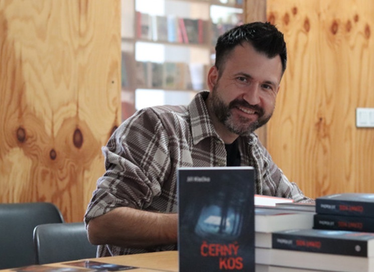 Chtěl jsem odvyprávět příběh za fotografií sochy zmizelých chlapců