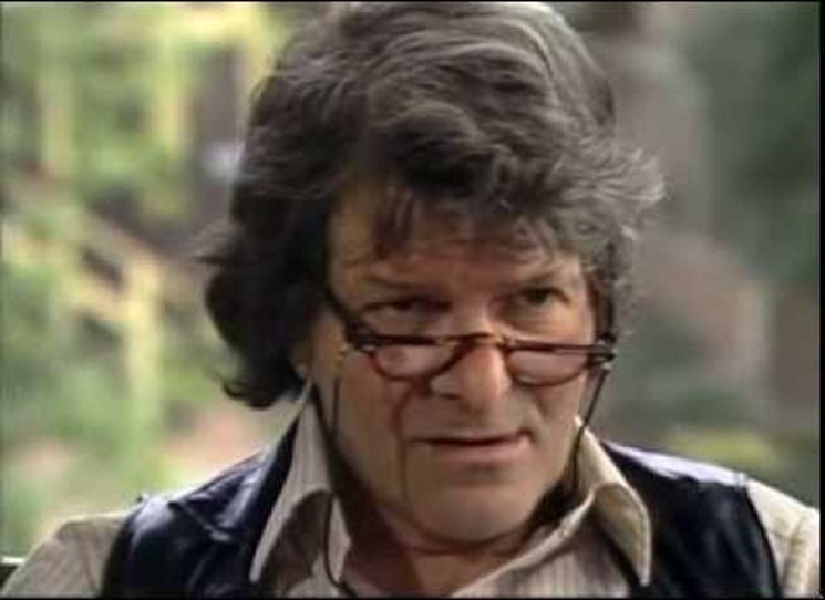 Americký básník Gregory Corso (1930 - 2001) se s rukopisem Zlaté tečky potýkal posledních dvacet let svého života. Ten prošel nesčetnými vizemi a revizemi, textovými i koncepčními. Byl si vědom, že to bude jeho básnická poslední vůle a závěť. Musela být přesně na míru, shrnutím mnoha literárních a filosofických témat, kterým se v životě věnoval.