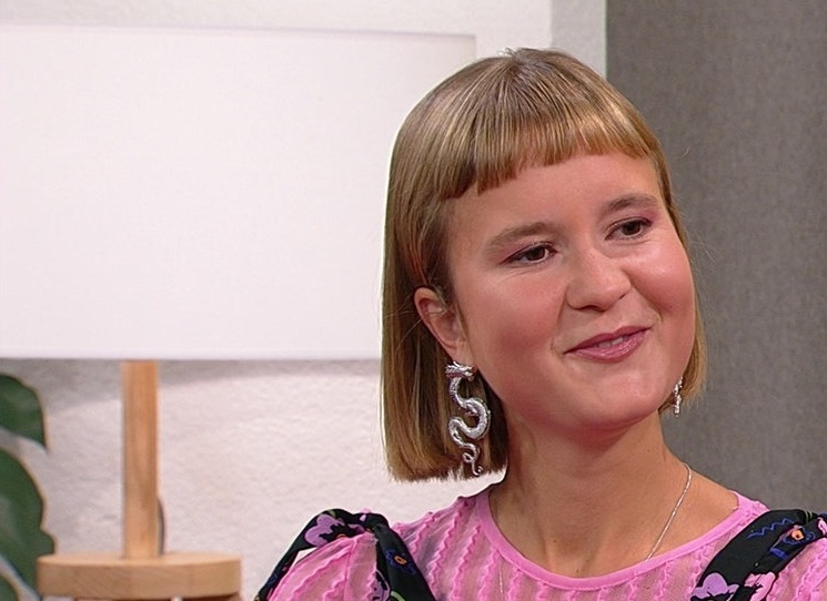 Čer­s­tvě tři­ce­ti­le­té němec­ké spi­so­va­tel­ce Caro­li­ne Wah­lo­vé se poda­řil husar­ský kou­sek: její­ho debu­to­vé­ho romá­nu 22 bazé­nů se jen v němec­ky mlu­ví­cích zemích pro­da­lo něko­lik set tisíc výtis­ků, kni­ha si vyslou­ži­la řadu oce­ně­ní a dlou­hé měsí­ce se drže­la na žeb­říč­ku best­selle­rů časo­pi­su Spie­gel. Nyní na pul­ty při­chá­zí její dru­hý román Síla vět­ru 17. Obsto­jí tato kni­ha ve srov­ná­ní s debutem?