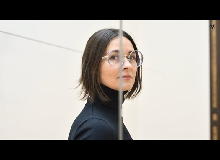 Miřenka Čechová (1982) se pohybuje na pomezí experimentálního divadla a literatury. Její divadelní tvorba zahrnuje projekty zpracovávající autentické příběhy neviditelných žen a často se dotýká společenských otázek. Je autorkou autobiograficky laděné prózy Baletky, nominované na Cenu Evropské unie, a také fiktivního dokumentu Miss AmeriKa. Obě díla převedla i do jevištní podoby, za jejich ztvárnění získala dvě nominace na Cenu Thálie. Má ráda chaos a komplikované osobnosti.