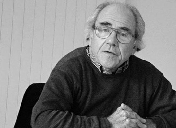 Svým významem se řadí mezi díla, jako jsou Durkheimova Společenská dělba práce, Veblenova Teorie zahálčivé třídy nebo Osamělý dav Davida Riesmana. Společnost spotřeby s pronikavou jasností ukazuje, jak velké technokratické korporace vyvolávají tužby, jimž nelze odolat, a vytvářejí novou společenskou hierarchii, která nahradila někdejší třídní rozdíly.