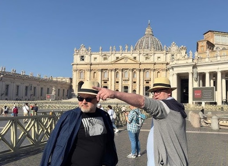 „Turismus, tato perverze původně hluboce dobré a bytostně lidské ideje putování; turismus, tato nákaza, která vede lidi k nedůstojnému chování, fyzickému i duchovnímu ničení navštívených míst, k otravování života lidí žijících na oněch místech, k důslednému zavírání očí před možným poučením, které by z putování bývalo mohlo plynout.“ Martin C. Putna