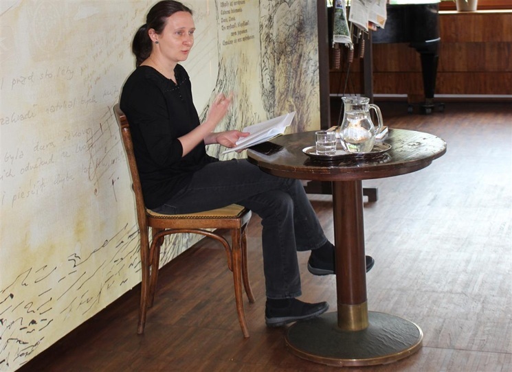 Deset let od Do tmy - a znovu hluchavka bílá