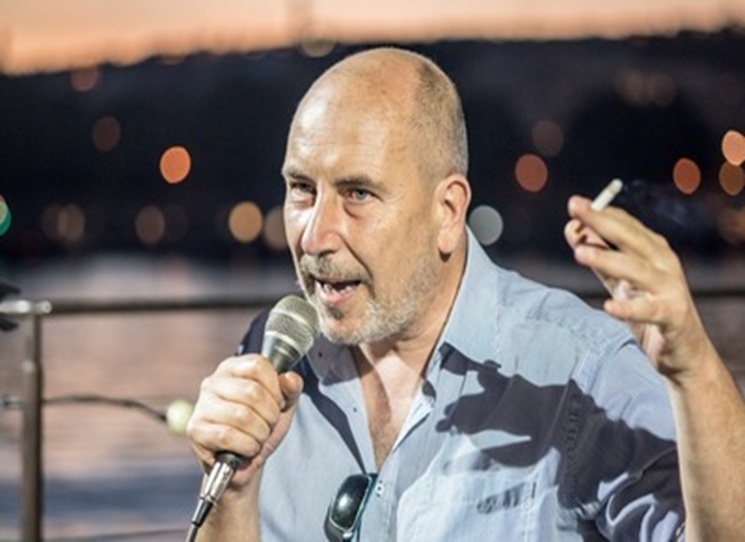 Je snazší režírovat vlastní život, nebo přijmout roli ve smyšleném virtuálním dramatu?