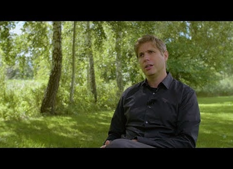 Uzavři mír s netvorem, a on se objeví znovu, u tebe doma...román o pasivním kolaborantství