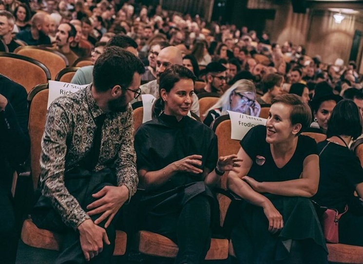 Jaký film jste v poslední době viděli? A vzpomenete si, jak na vás nějaká konkrétní scéna zapůsobila? Plakali jste dojetím, hrůzou vám běhal mráz po zádech, anebo jste se od plic zasmáli? V této knize si všechny podobné projevy představíme, navíc si ale také ukážeme, že nejde pouze o to, co s námi filmy „dělají“ – snad ještě důležitější je totiž to, co s nimi „děláme“ my.