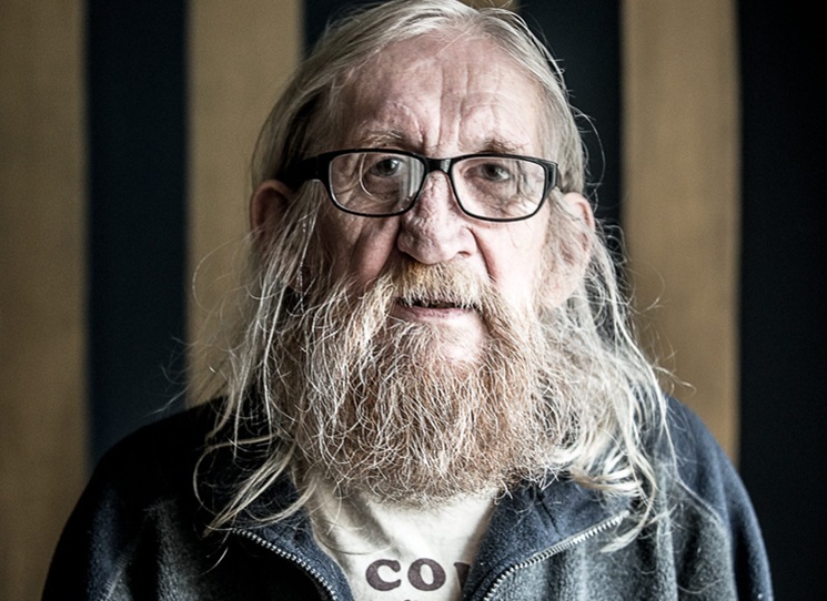 Kůň mimochodník jsou texty o všem a o ničem, ovšem vždy s humorem jemu vlastním, jejichž zdroj s lety nevysychá, hýří typickým jazyko- i životazpytem o fauně, flóře, kriminále, ženách, barmanech, modlení i odpouštění.