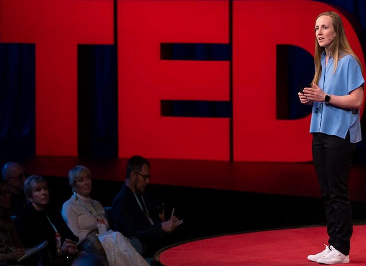 Sledujete s úzkostí stav naší planety? Děsí vás klimatická změna, růst hladiny oceánů nebo ztráta biodiverzity? Máme pro vás dobrou zprávu: Není to konec světa. Snaží se nás o tom přesvědčit environmentalistka a datová analytička Hannah Ritchie ve svojí stejnojmenné knize. Podle autorky to totiž s naší planetou zdaleka není tak hrozné, jak se na první pohled zdá.