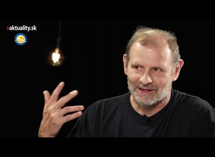 Martin M. Šimečka (1957) se obratně pohybuje mezi vzpomínkami na život v disentu, myšlenkami historiků a spisovatelů a úvahami o povaze zla, o hlouposti, vzdoru i přátelství, o paralelní společnosti, která si vytváří vlastní pravidla a žije nezávisle na většině.